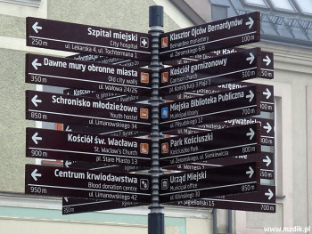 Tabliczki kierujące pieszych w centrum Radomia.