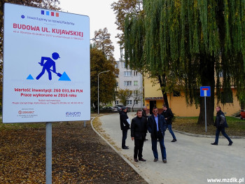 Ulica Kujawska pomiędzy blokami na Borkach.
