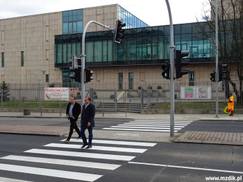 Sygnalizacja świetlna przed szkołą muzyczną.