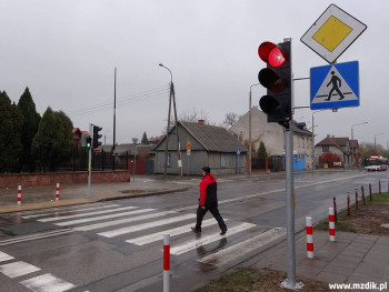 Nowa sygnalizacja przed kościołem na Glinicach.