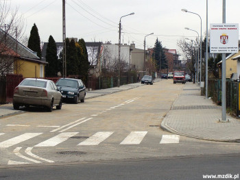 Ulica Gromadzka z nową nawierzchnią z kostki.