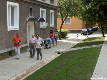 Chodnik obok bloku przy Rodziny Winczewskich.