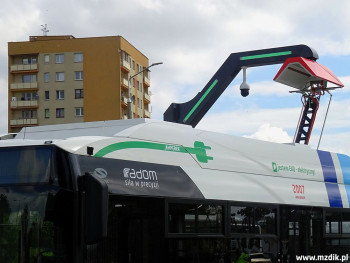 Doładowanie autobusu elektrycznego na pętli.