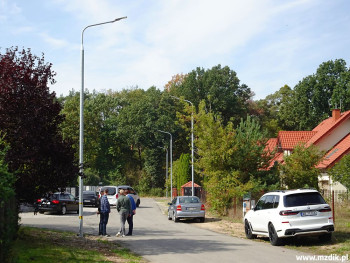 Oświetlenie przy odnodze ulicy Puszczańskiej.