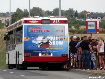 Reklama pokazów Air Show na autobusie miejskim.