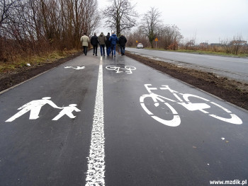 Asfaltowy ciąg przy odcinku ulicy Energetyków.