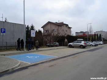 Zatoka parkingowa przy ulicy Bursztynowej.
