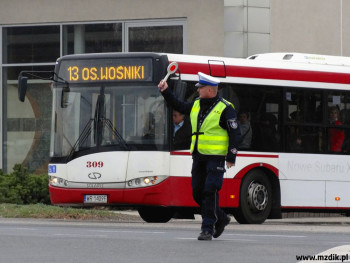 Pierwszeństwo dla autobusu na skrzyżowaniu.