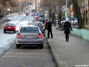 Zatoka parkingowa i chodnik przy ulicy Struga.